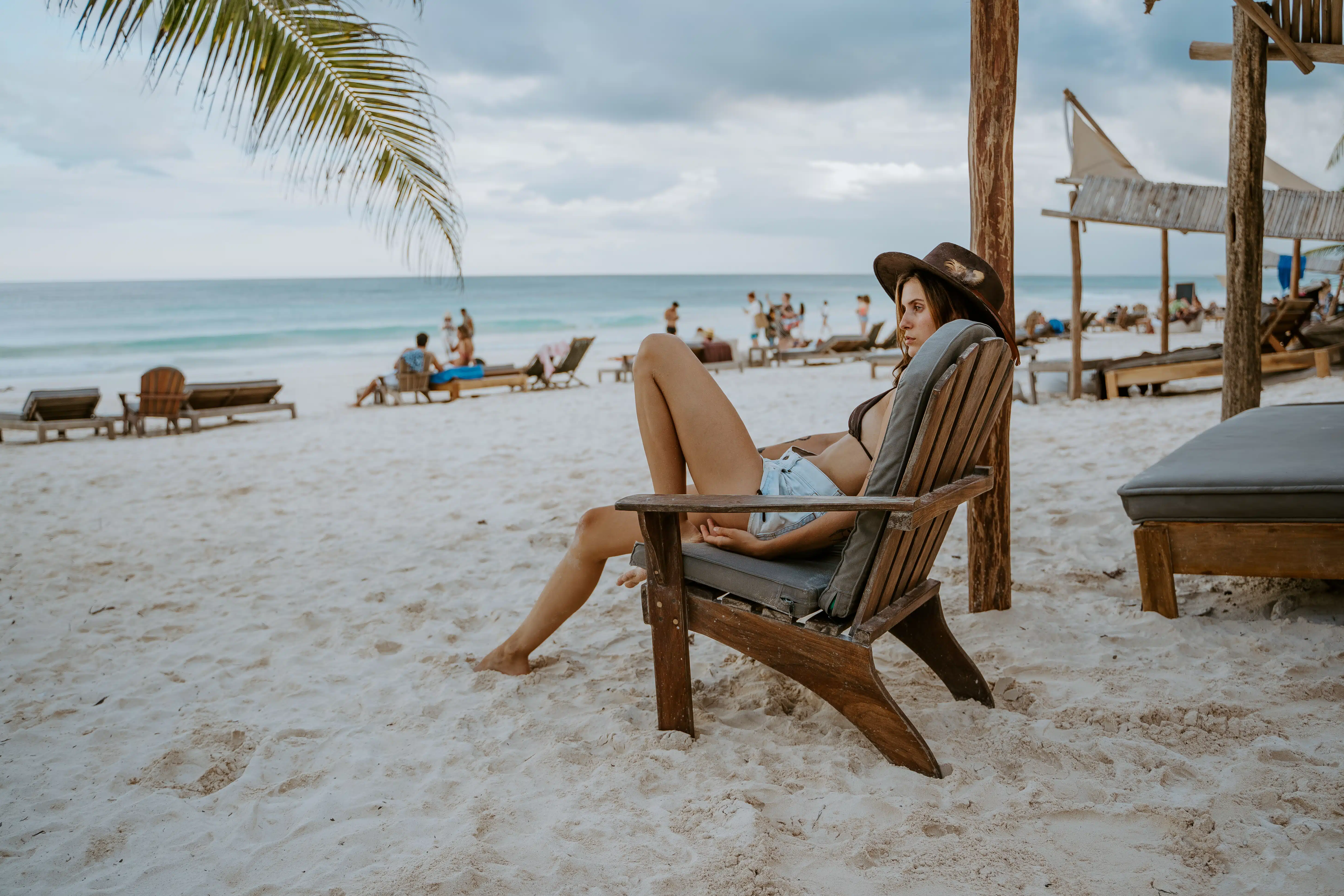 Ahau Beach Grill — mesa frente al mar con el Caribe al fondo