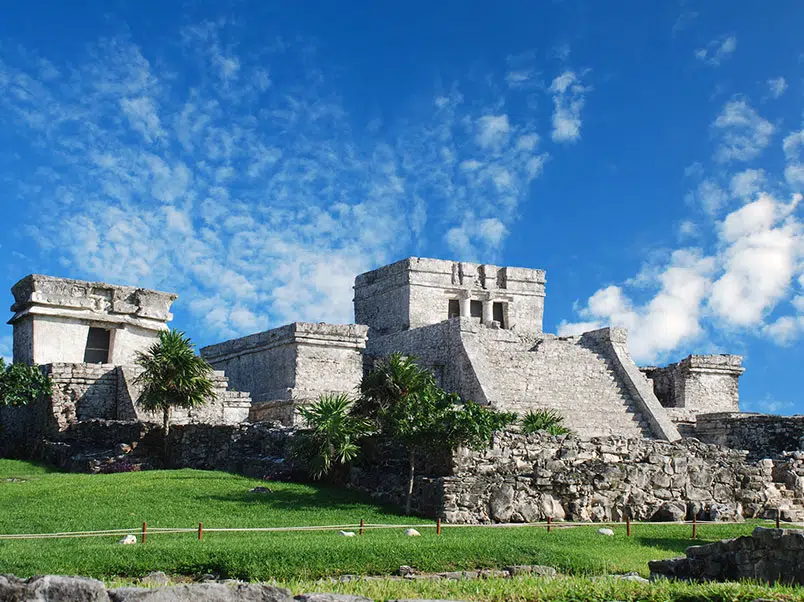Ruinas mayas de Tulum sobre el acantilado frente al Caribe turquesa