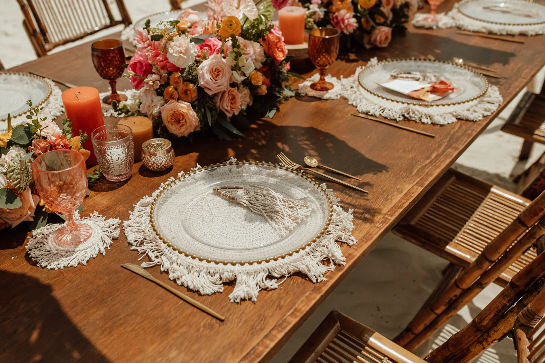 Montaje de lugar con plato base de flecos y flores frescas